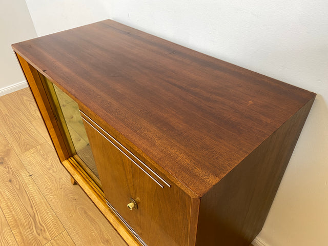 WMK # Stilvolle und hochwertige 50er Jahre Barkommode aus vollem Holz mit Schiebetüren und hübsch bespanntem Barfach # Barschrank Hausbar Mini-bar Vitrine Kommode Sideboard Mid-Century Vintage 60er