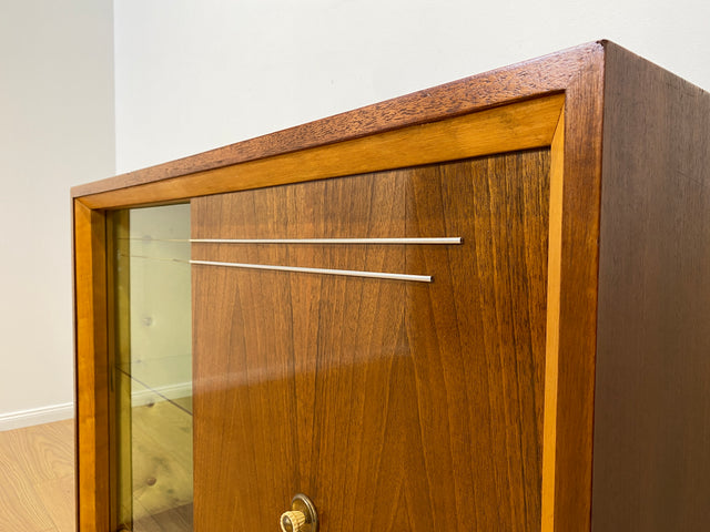WMK # Stilvolle und hochwertige 50er Jahre Barkommode aus vollem Holz mit Schiebetüren und hübsch bespanntem Barfach # Barschrank Hausbar Mini-bar Vitrine Kommode Sideboard Mid-Century Vintage 60er
