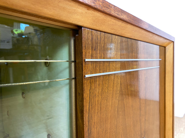WMK # Stilvolle und hochwertige 50er Jahre Barkommode aus vollem Holz mit Schiebetüren und hübsch bespanntem Barfach # Barschrank Hausbar Mini-bar Vitrine Kommode Sideboard Mid-Century Vintage 60er