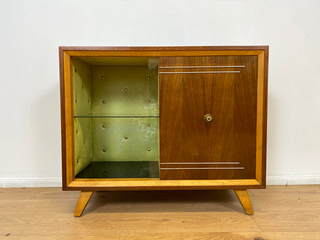 WMK # Stilvolle und hochwertige 50er Jahre Barkommode aus vollem Holz mit Schiebetüren und hübsch bespanntem Barfach # Barschrank Hausbar Mini-bar Vitrine Kommode Sideboard Mid-Century Vintage 60er
