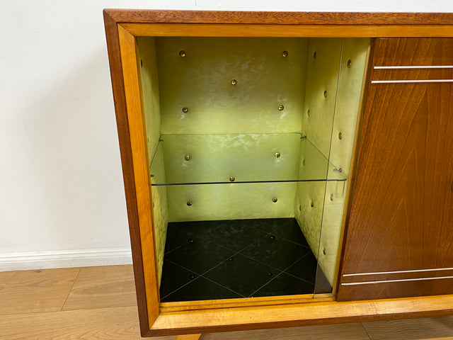 WMK # Stilvolle und hochwertige 50er Jahre Barkommode aus vollem Holz mit Schiebetüren und hübsch bespanntem Barfach # Barschrank Hausbar Mini-bar Vitrine Kommode Sideboard Mid-Century Vintage 60er