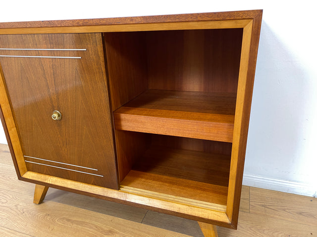 WMK # Stilvolle und hochwertige 50er Jahre Barkommode aus vollem Holz mit Schiebetüren und hübsch bespanntem Barfach # Barschrank Hausbar Mini-bar Vitrine Kommode Sideboard Mid-Century Vintage 60er