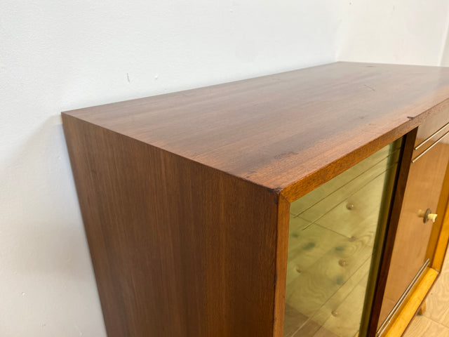WMK # Stilvolle und hochwertige 50er Jahre Barkommode aus vollem Holz mit Schiebetüren und hübsch bespanntem Barfach # Barschrank Hausbar Mini-bar Vitrine Kommode Sideboard Mid-Century Vintage 60er