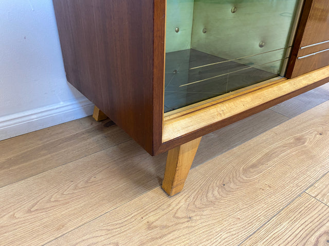 WMK # Stilvolle und hochwertige 50er Jahre Barkommode aus vollem Holz mit Schiebetüren und hübsch bespanntem Barfach # Barschrank Hausbar Mini-bar Vitrine Kommode Sideboard Mid-Century Vintage 60er