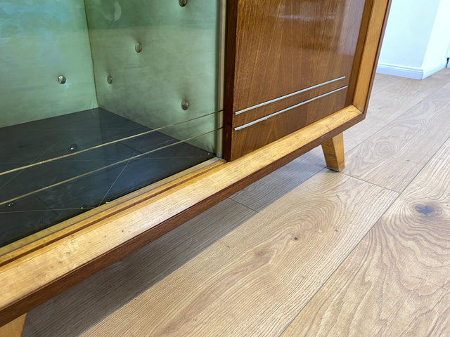 WMK # Stilvolle und hochwertige 50er Jahre Barkommode aus vollem Holz mit Schiebetüren und hübsch bespanntem Barfach # Barschrank Hausbar Mini-bar Vitrine Kommode Sideboard Mid-Century Vintage 60er