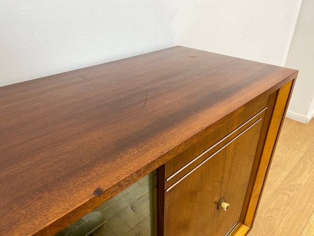 WMK # Stilvolle und hochwertige 50er Jahre Barkommode aus vollem Holz mit Schiebetüren und hübsch bespanntem Barfach # Barschrank Hausbar Mini-bar Vitrine Kommode Sideboard Mid-Century Vintage 60er