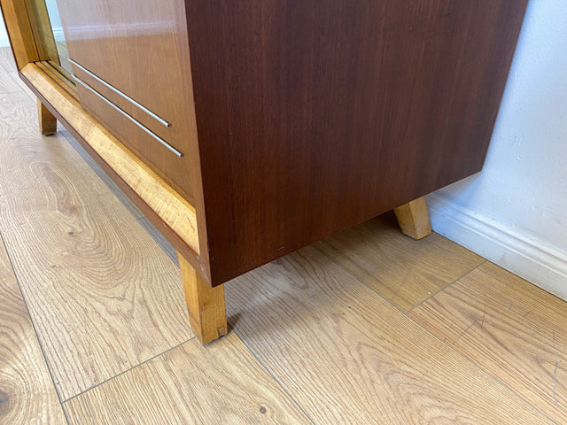 WMK # Stilvolle und hochwertige 50er Jahre Barkommode aus vollem Holz mit Schiebetüren und hübsch bespanntem Barfach # Barschrank Hausbar Mini-bar Vitrine Kommode Sideboard Mid-Century Vintage 60er