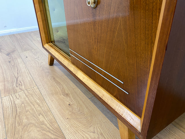 WMK # Stilvolle und hochwertige 50er Jahre Barkommode aus vollem Holz mit Schiebetüren und hübsch bespanntem Barfach # Barschrank Hausbar Mini-bar Vitrine Kommode Sideboard Mid-Century Vintage 60er