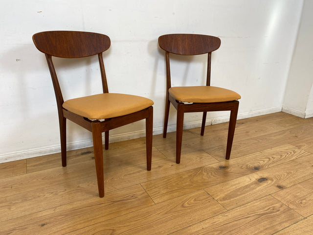 WMK I Stilvoller skandinavischer Mid-Century Designer Esszimmerstuhl von Farstrup aus Teakholz mit Kunstleder Bezug