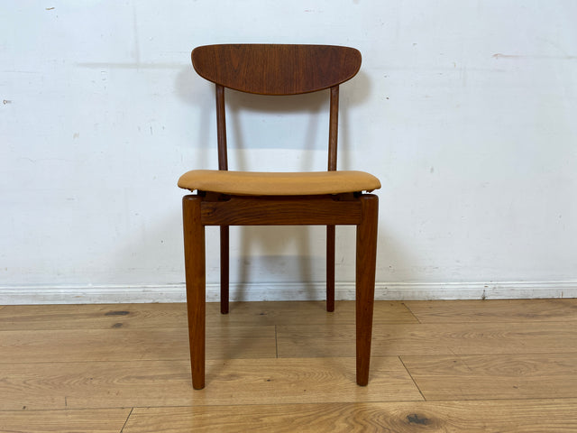 WMK I Stilvoller skandinavischer Mid-Century Designer Esszimmerstuhl von Farstrup aus Teakholz mit Kunstleder Bezug