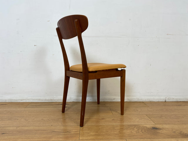WMK I Stilvoller skandinavischer Mid-Century Designer Esszimmerstuhl von Farstrup aus Teakholz mit Kunstleder Bezug