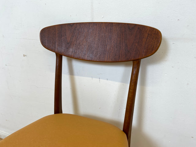 WMK I Stilvoller skandinavischer Mid-Century Designer Esszimmerstuhl von Farstrup aus Teakholz mit Kunstleder Bezug