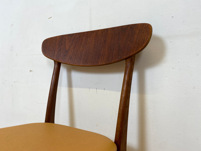 WMK I Stilvoller skandinavischer Mid-Century Designer Esszimmerstuhl von Farstrup aus Teakholz mit Kunstleder Bezug