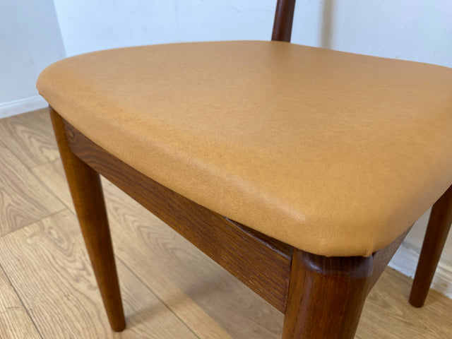 WMK I Stilvoller skandinavischer Mid-Century Designer Esszimmerstuhl von Farstrup aus Teakholz mit Kunstleder Bezug