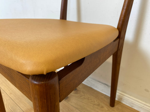 WMK I Stilvoller skandinavischer Mid-Century Designer Esszimmerstuhl von Farstrup aus Teakholz mit Kunstleder Bezug