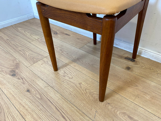 WMK I Stilvoller skandinavischer Mid-Century Designer Esszimmerstuhl von Farstrup aus Teakholz mit Kunstleder Bezug