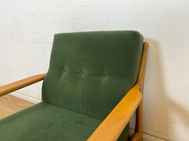 WMK 1/2 Eleganter und sehr bequemer 60er Jahre Mid-Century Sessel in gutem Zustand mit hochwertigem Holzrahmen & weichem grünem Bezug # Clubsessel Lesesessel Armchair Easy Chair Skandinavisch Vintage