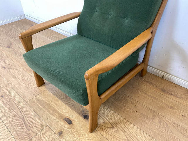 WMK 1/2 Eleganter und sehr bequemer 60er Jahre Mid-Century Sessel in gutem Zustand mit hochwertigem Holzrahmen & weichem grünem Bezug # Clubsessel Lesesessel Armchair Easy Chair Skandinavisch Vintage