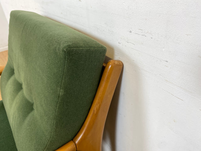 WMK 1/2 Eleganter und sehr bequemer 60er Jahre Mid-Century Sessel in gutem Zustand mit hochwertigem Holzrahmen & weichem grünem Bezug # Clubsessel Lesesessel Armchair Easy Chair Skandinavisch Vintage