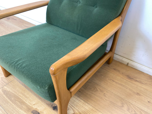 WMK 1/2 Eleganter und sehr bequemer 60er Jahre Mid-Century Sessel in gutem Zustand mit hochwertigem Holzrahmen & weichem grünem Bezug # Clubsessel Lesesessel Armchair Easy Chair Skandinavisch Vintage