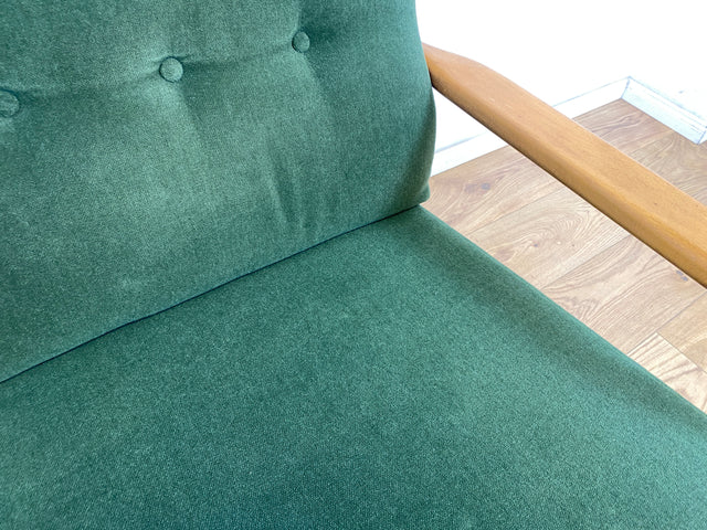 WMK 1/2 Eleganter und sehr bequemer 60er Jahre Mid-Century Sessel in gutem Zustand mit hochwertigem Holzrahmen & weichem grünem Bezug # Clubsessel Lesesessel Armchair Easy Chair Skandinavisch Vintage