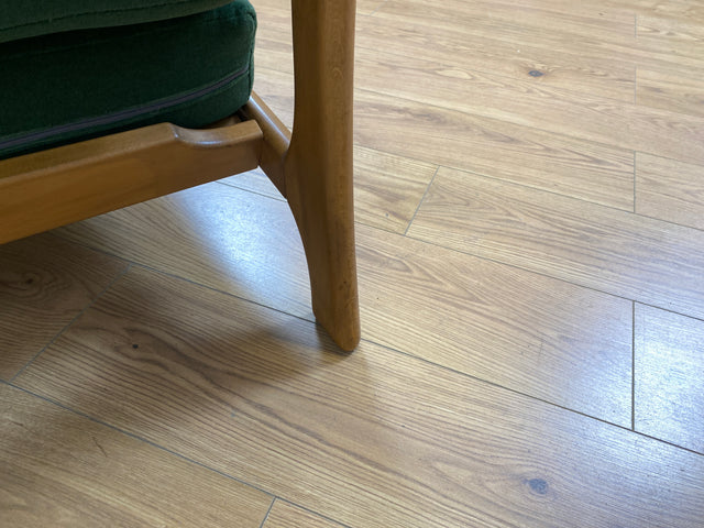WMK 1/2 Eleganter und sehr bequemer 60er Jahre Mid-Century Sessel in gutem Zustand mit hochwertigem Holzrahmen & weichem grünem Bezug # Clubsessel Lesesessel Armchair Easy Chair Skandinavisch Vintage