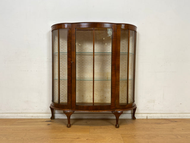 WMK Elegante und gut erhaltener kleine antike Vitrine aus vollem Holz mit Stoff bespannter Rückwand # Büchervitrine Bücherschrank Bücherregal Regal Schrank Anrichte Chippendale Barock Rokoko Vintage