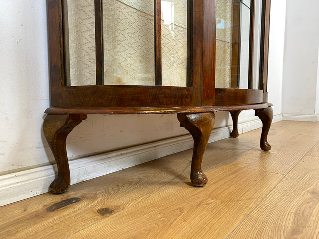 WMK Elegante und gut erhaltener kleine antike Vitrine aus vollem Holz mit Stoff bespannter Rückwand # Büchervitrine Bücherschrank Bücherregal Regal Schrank Anrichte Chippendale Barock Rokoko Vintage