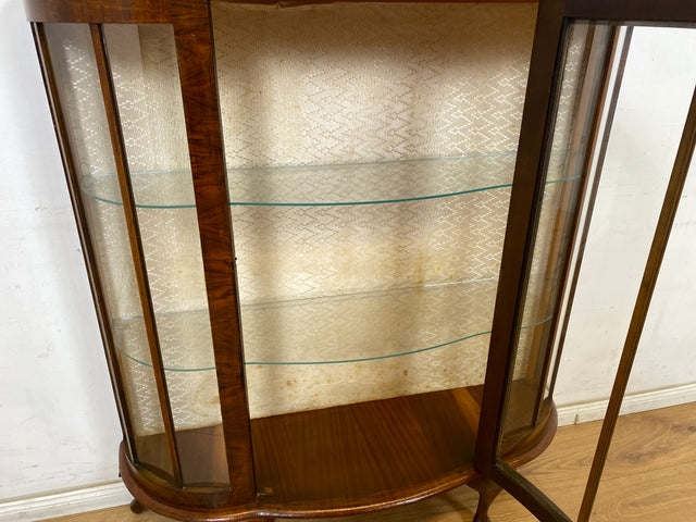WMK Elegante und gut erhaltener kleine antike Vitrine aus vollem Holz mit Stoff bespannter Rückwand # Büchervitrine Bücherschrank Bücherregal Regal Schrank Anrichte Chippendale Barock Rokoko Vintage