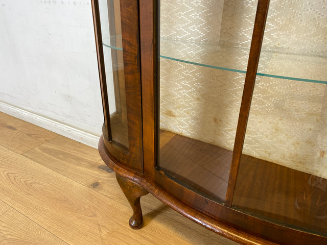 WMK Elegante und gut erhaltener kleine antike Vitrine aus vollem Holz mit Stoff bespannter Rückwand # Büchervitrine Bücherschrank Bücherregal Regal Schrank Anrichte Chippendale Barock Rokoko Vintage