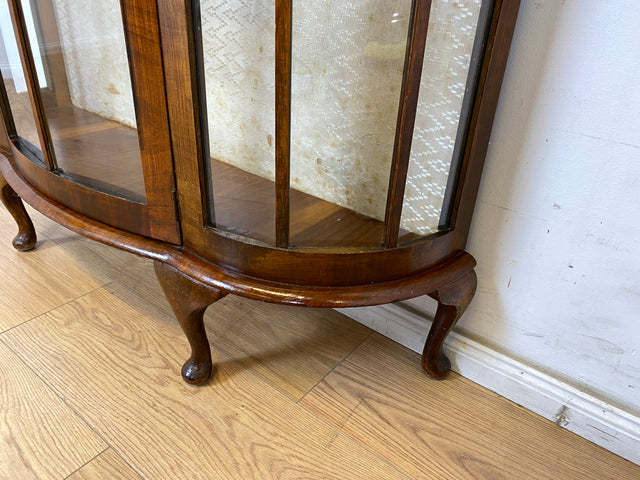 WMK Elegante und gut erhaltener kleine antike Vitrine aus vollem Holz mit Stoff bespannter Rückwand # Büchervitrine Bücherschrank Bücherregal Regal Schrank Anrichte Chippendale Barock Rokoko Vintage