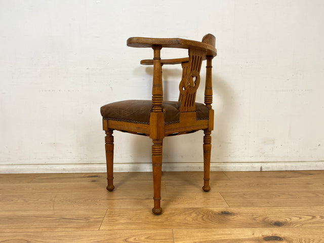 WMK Eleganter & gut erhaltener antiker Eckstuhl aus Eiche mit handverzierter Rückenlehne & Ledersitz, um 1910 # Ecksessel Sessel Schreibtischstuhl Kapitänsstuhl Lesestuhl Lesesessel Jugendstil Vintage