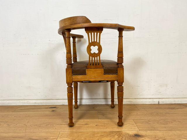 WMK Eleganter & gut erhaltener antiker Eckstuhl aus Eiche mit handverzierter Rückenlehne & Ledersitz, um 1910 # Ecksessel Sessel Schreibtischstuhl Kapitänsstuhl Lesestuhl Lesesessel Jugendstil Vintage
