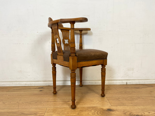 WMK Eleganter & gut erhaltener antiker Eckstuhl aus Eiche mit handverzierter Rückenlehne & Ledersitz, um 1910 # Ecksessel Sessel Schreibtischstuhl Kapitänsstuhl Lesestuhl Lesesessel Jugendstil Vintage