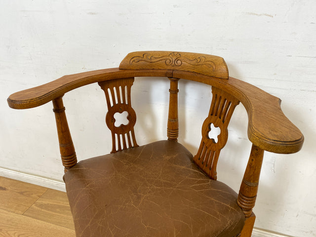 WMK Eleganter & gut erhaltener antiker Eckstuhl aus Eiche mit handverzierter Rückenlehne & Ledersitz, um 1910 # Ecksessel Sessel Schreibtischstuhl Kapitänsstuhl Lesestuhl Lesesessel Jugendstil Vintage