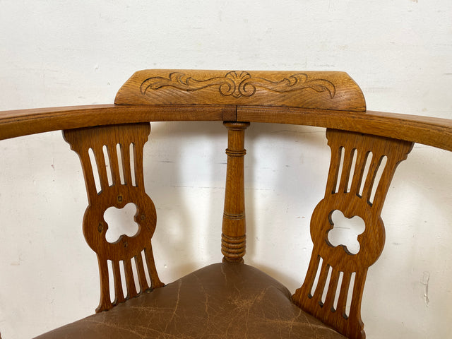 WMK Eleganter & gut erhaltener antiker Eckstuhl aus Eiche mit handverzierter Rückenlehne & Ledersitz, um 1910 # Ecksessel Sessel Schreibtischstuhl Kapitänsstuhl Lesestuhl Lesesessel Jugendstil Vintage