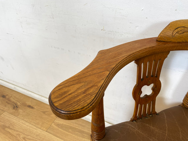 WMK Eleganter & gut erhaltener antiker Eckstuhl aus Eiche mit handverzierter Rückenlehne & Ledersitz, um 1910 # Ecksessel Sessel Schreibtischstuhl Kapitänsstuhl Lesestuhl Lesesessel Jugendstil Vintage