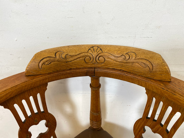 WMK Eleganter & gut erhaltener antiker Eckstuhl aus Eiche mit handverzierter Rückenlehne & Ledersitz, um 1910 # Ecksessel Sessel Schreibtischstuhl Kapitänsstuhl Lesestuhl Lesesessel Jugendstil Vintage