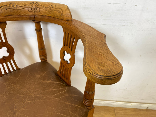 WMK Eleganter & gut erhaltener antiker Eckstuhl aus Eiche mit handverzierter Rückenlehne & Ledersitz, um 1910 # Ecksessel Sessel Schreibtischstuhl Kapitänsstuhl Lesestuhl Lesesessel Jugendstil Vintage