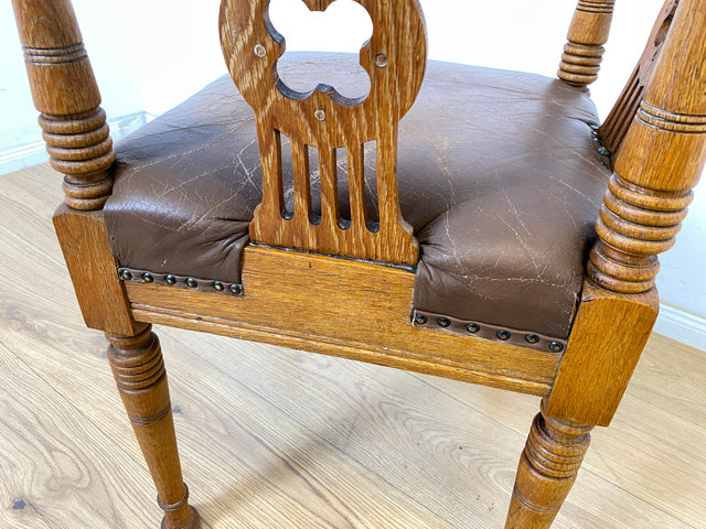 WMK Eleganter & gut erhaltener antiker Eckstuhl aus Eiche mit handverzierter Rückenlehne & Ledersitz, um 1910 # Ecksessel Sessel Schreibtischstuhl Kapitänsstuhl Lesestuhl Lesesessel Jugendstil Vintage