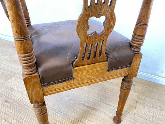 WMK Eleganter & gut erhaltener antiker Eckstuhl aus Eiche mit handverzierter Rückenlehne & Ledersitz, um 1910 # Ecksessel Sessel Schreibtischstuhl Kapitänsstuhl Lesestuhl Lesesessel Jugendstil Vintage