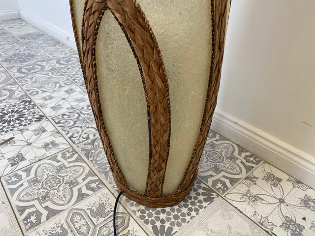 WMK Kunstvolle & gut erhaltene Bodenlampe , 120cm, zweistrahlig, vermutlich aus Indien, strukturiertes Plexiglas mit Flechtarbeiten # Stehlampe Stehleuchte Bodenleuchte Lampe Leuchte Licht Bodenvase