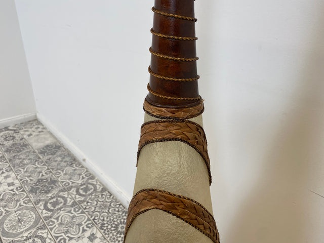 WMK Kunstvolle & gut erhaltene Bodenlampe , 120cm, zweistrahlig, vermutlich aus Indien, strukturiertes Plexiglas mit Flechtarbeiten # Stehlampe Stehleuchte Bodenleuchte Lampe Leuchte Licht Bodenvase