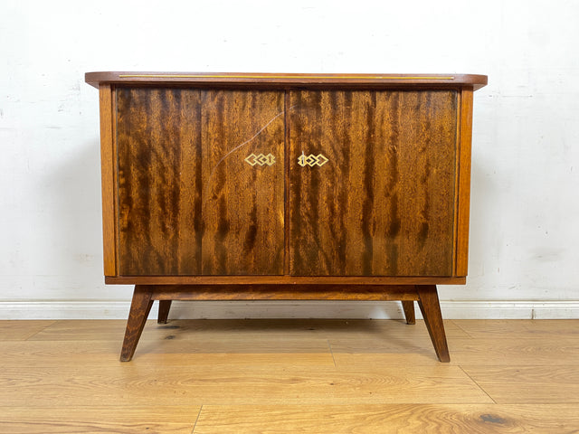 WMK Formschöne & gut erhaltene Mid-Century Kommode aus vollem Holz mit hübschen Messingbeschlägen, aus 1964 # Sideboard TV-Lowboard Fernsehkommode Wäschekommode Anrichte Rockabilly Vintage 50er 60er