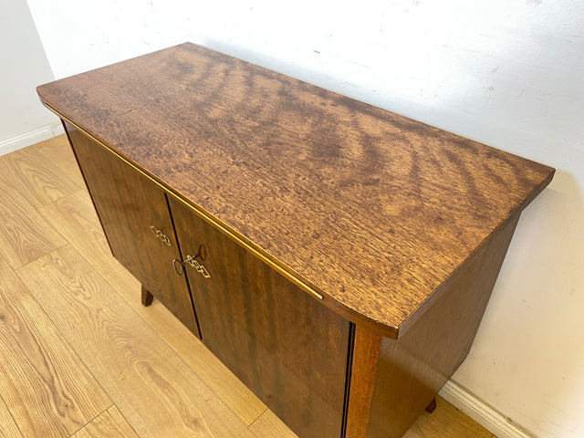 WMK Formschöne & gut erhaltene Mid-Century Kommode aus vollem Holz mit hübschen Messingbeschlägen, aus 1964 # Sideboard TV-Lowboard Fernsehkommode Wäschekommode Anrichte Rockabilly Vintage 50er 60er