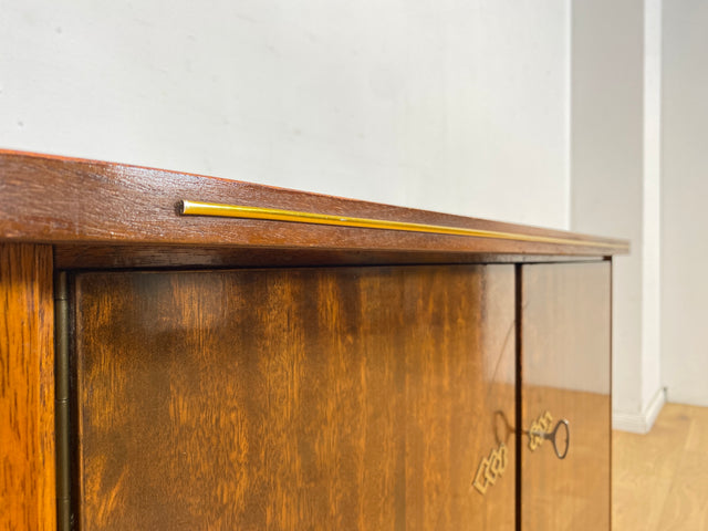 WMK Formschöne & gut erhaltene Mid-Century Kommode aus vollem Holz mit hübschen Messingbeschlägen, aus 1964 # Sideboard TV-Lowboard Fernsehkommode Wäschekommode Anrichte Rockabilly Vintage 50er 60er