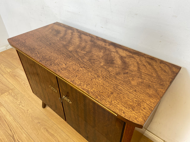 WMK Formschöne & gut erhaltene Mid-Century Kommode aus vollem Holz mit hübschen Messingbeschlägen, aus 1964 # Sideboard TV-Lowboard Fernsehkommode Wäschekommode Anrichte Rockabilly Vintage 50er 60er