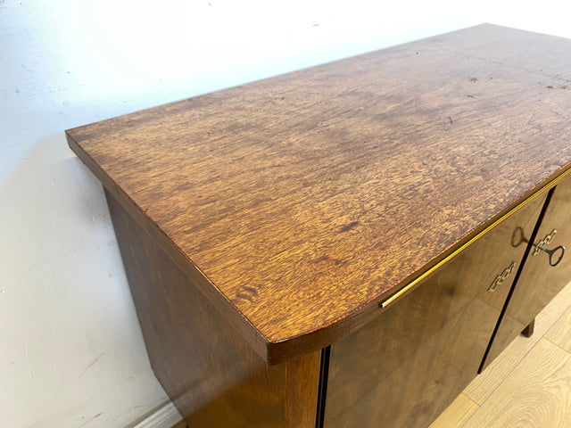 WMK Formschöne & gut erhaltene Mid-Century Kommode aus vollem Holz mit hübschen Messingbeschlägen, aus 1964 # Sideboard TV-Lowboard Fernsehkommode Wäschekommode Anrichte Rockabilly Vintage 50er 60er