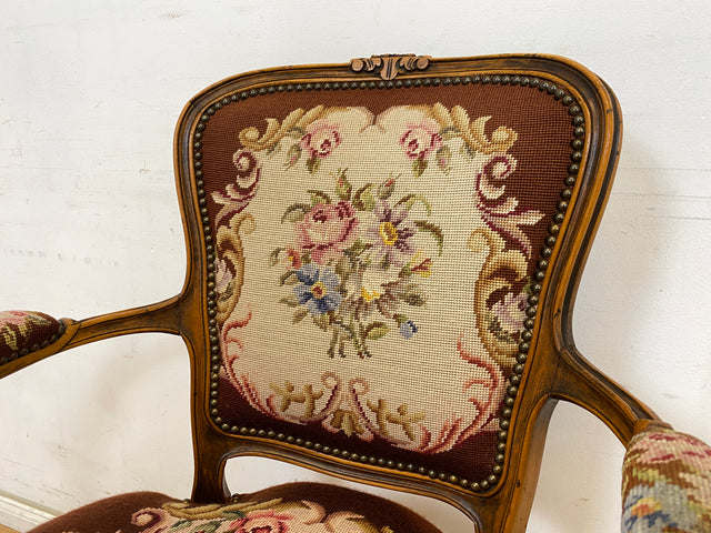 WMK Wunderschöner und sehr gut erhaltener Salonstuhl mit handgesticktem Gobelin Bezug und edlen Schnitzereien # Stuhl Armlehnenstuhl Armlehnensessel Sessel Vintage Stilmöbel Rokoko Barock Chippendale