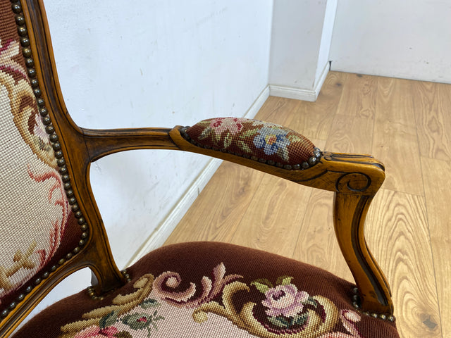 WMK Wunderschöner und sehr gut erhaltener Salonstuhl mit handgesticktem Gobelin Bezug und edlen Schnitzereien # Stuhl Armlehnenstuhl Armlehnensessel Sessel Vintage Stilmöbel Rokoko Barock Chippendale